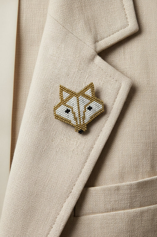 Broche tissée tête de renard – Perles Miyuki écru & doré – Style minimaliste – Pièce unique