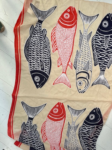 Étole 100 % coton imprimé poissons – Beige, bleu & rouge