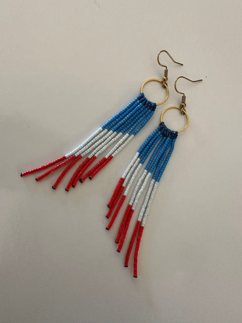 Boucles d'oreilles à franges bleu blanc rouge – Micromacramé & perles Miyuki