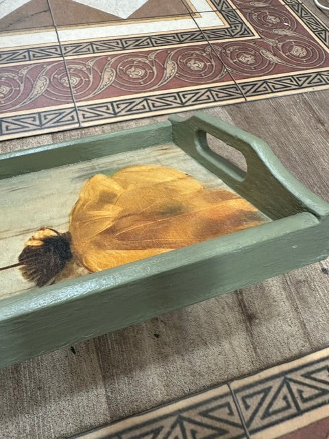 Plateau en Bois Upcyclé – Motif Fleur Jaune Abstraite