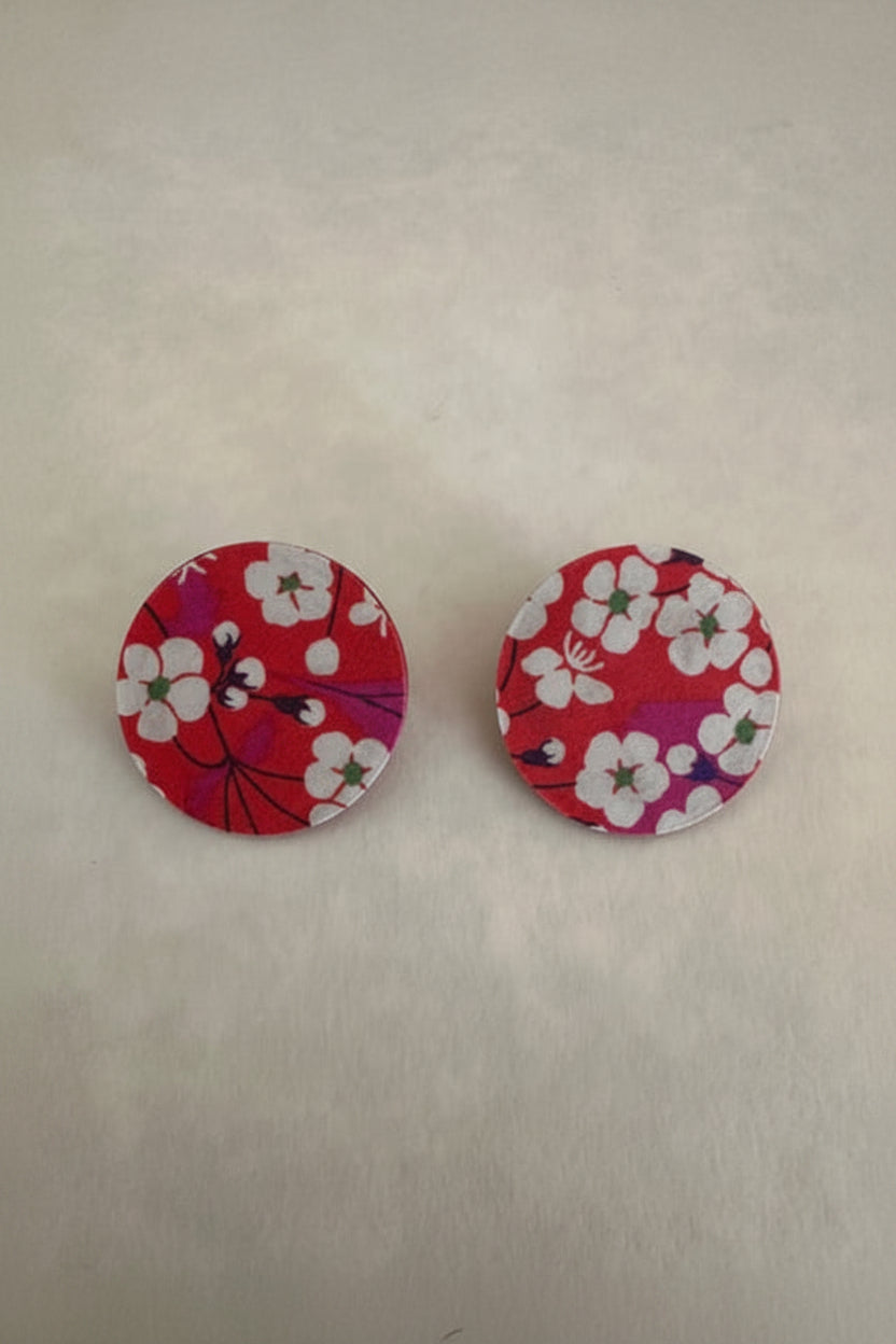 Boucles d'oreilles rondes – Tissu fleur de cerisier rouge sur cuir