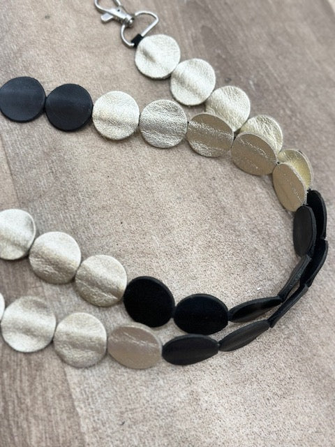Bandoulière Artisanale en Cuir – Ronds Noir & Or