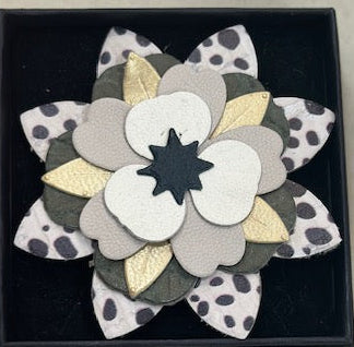 Broche Fleur en Cuir & Liège – Motif Dalmatien, Kaki & Écru