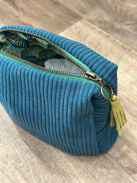 Trousse Velours Côtelé Bleu Canard – Intérieur Graphique & Pompon Cuir