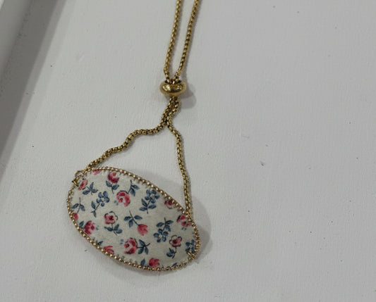 Bracelet fleuri artisanal – Tissu & cuir, rocailles dorées, taille réglable