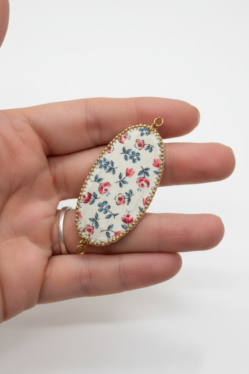 Bracelet fleuri artisanal – Tissu & cuir, rocailles dorées, taille réglable