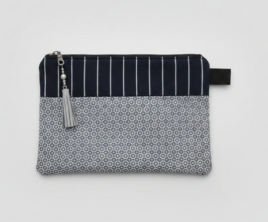 Pochette zippée artisanale – Motifs noir & gris, pompon de cuir
