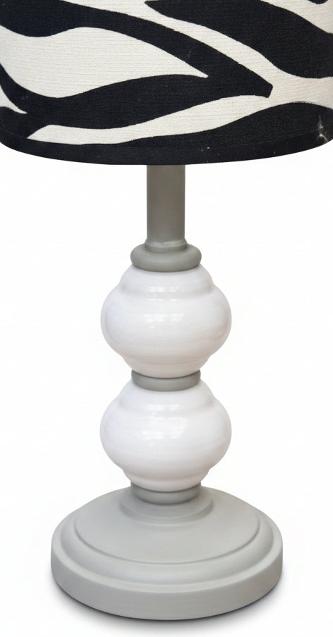 Lampe upcyclée – Pied chiné écru & abat-jour zèbre noir et blanc
