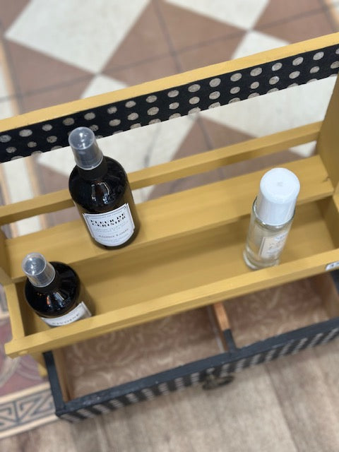 Étagère upcyclée – Peinture curry & papier népalais noir à pois blancs