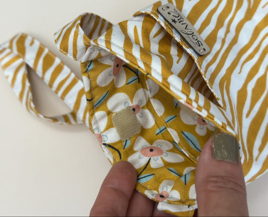 Pochette bandoulière artisanale – Tissu zèbre curry & intérieur fleuri