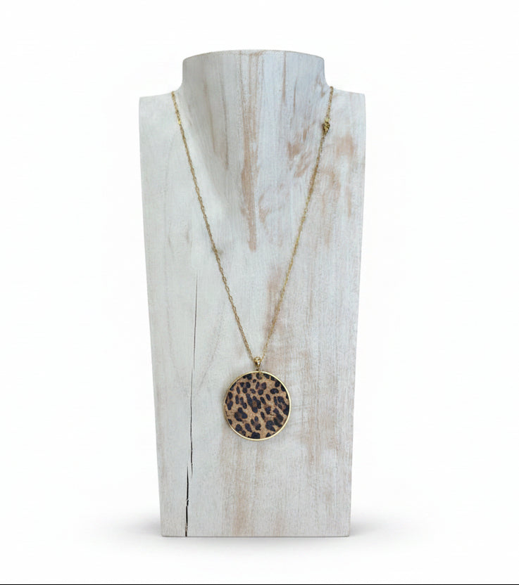 Collier artisanal – Pendentif liège léopard & chaîne dorée