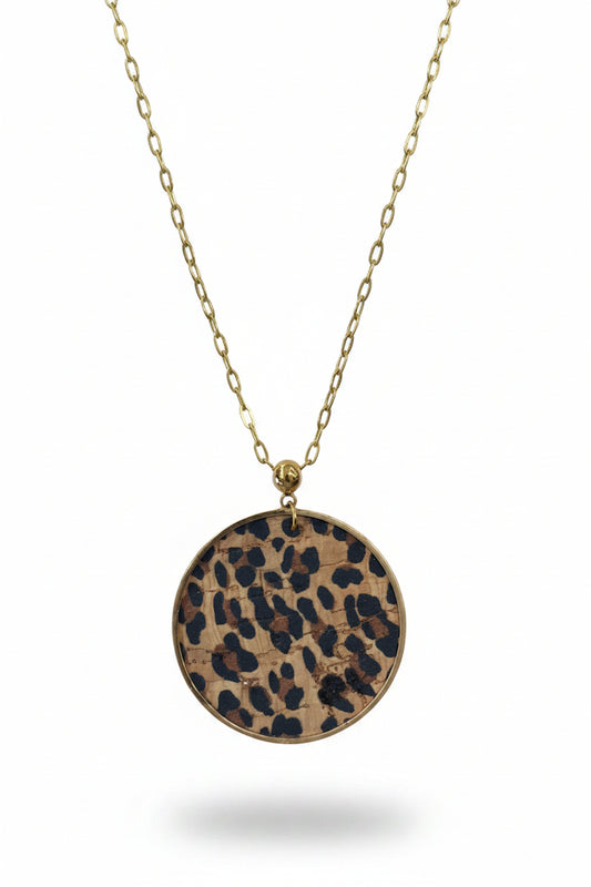 Collier artisanal – Pendentif liège léopard & chaîne dorée