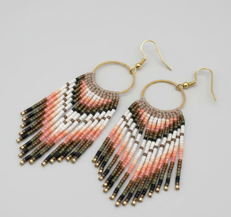Boucles d'Oreilles Cheyennes à Franges — Micro-Macramé & Perles Miyuki Dégradé Saumon