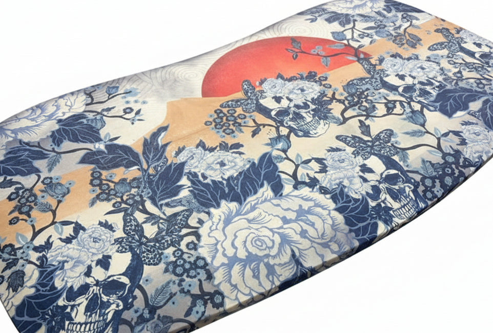 Table Upcyclée Forme Haricot – Imprimé Japonais Bleu & Rouge – Pièce Unique