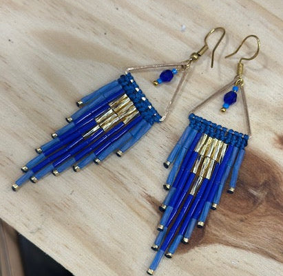 Boucles d'oreilles Macramé Bleu & Doré – Franges de perles artisanales