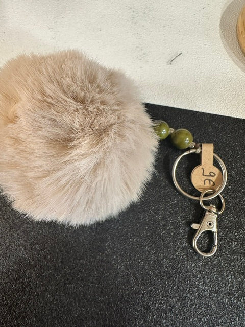 Porte-clés / bijou de sac pompon beige et perles kaki