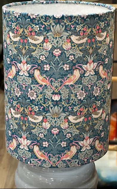 Lampe upcyclée – Abat-jour fleuri style William Morris