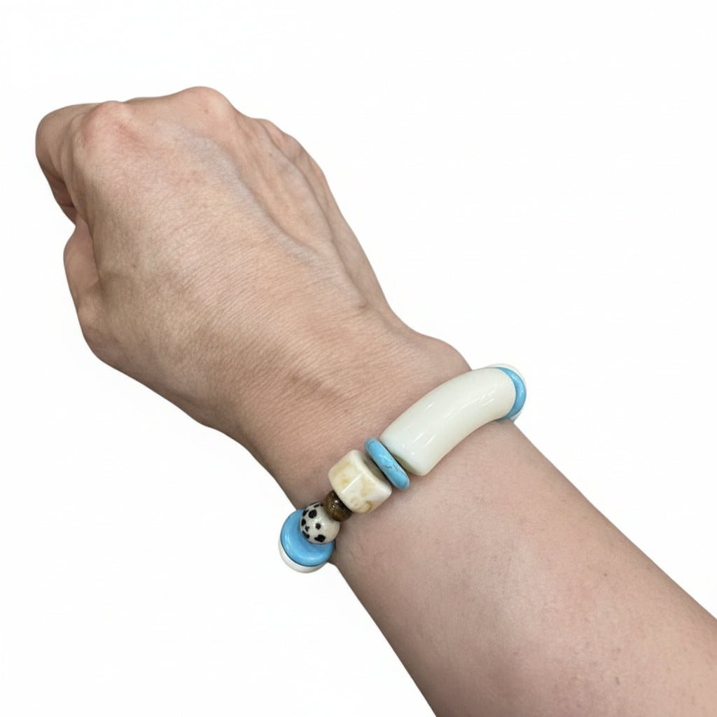 Bracelet élastique écru & turquoise – Perles tubes acrylique