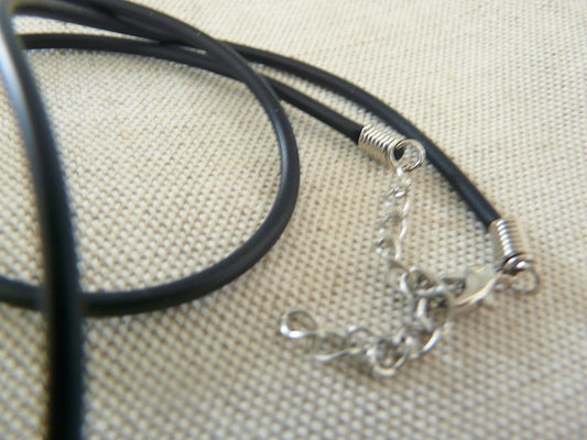 Collier Caoutchouc Noir & Acier Inoxydable – Fermoir Mousqueton | Base Pendentif