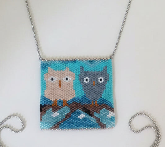 Kugelkette Collier – Großer Miyuki-Webanhänger mit Eulenmotiv, türkisfarbener Hintergrund