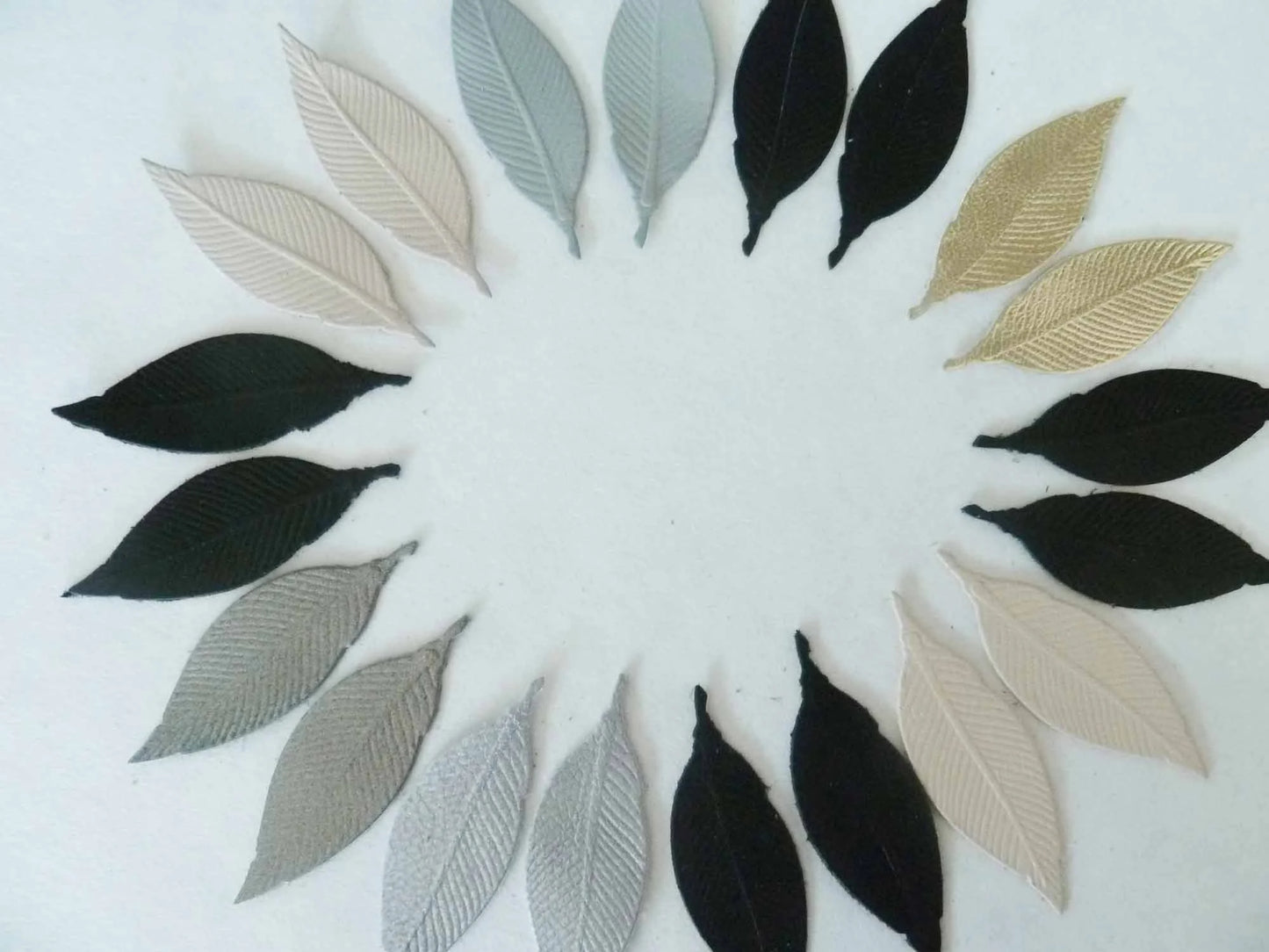 Lot de 20 feuilles en cuir – Couleurs assorties, 4,5 cm