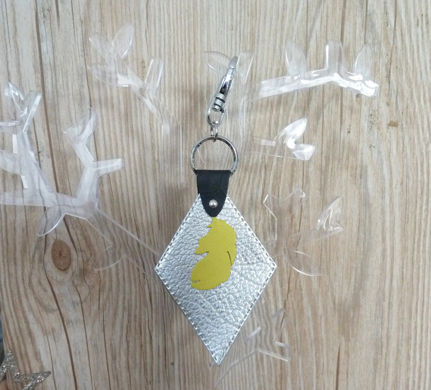 Porte-clés & bijou de sac cuir – Plume jaune, gris argenté & noir reptile