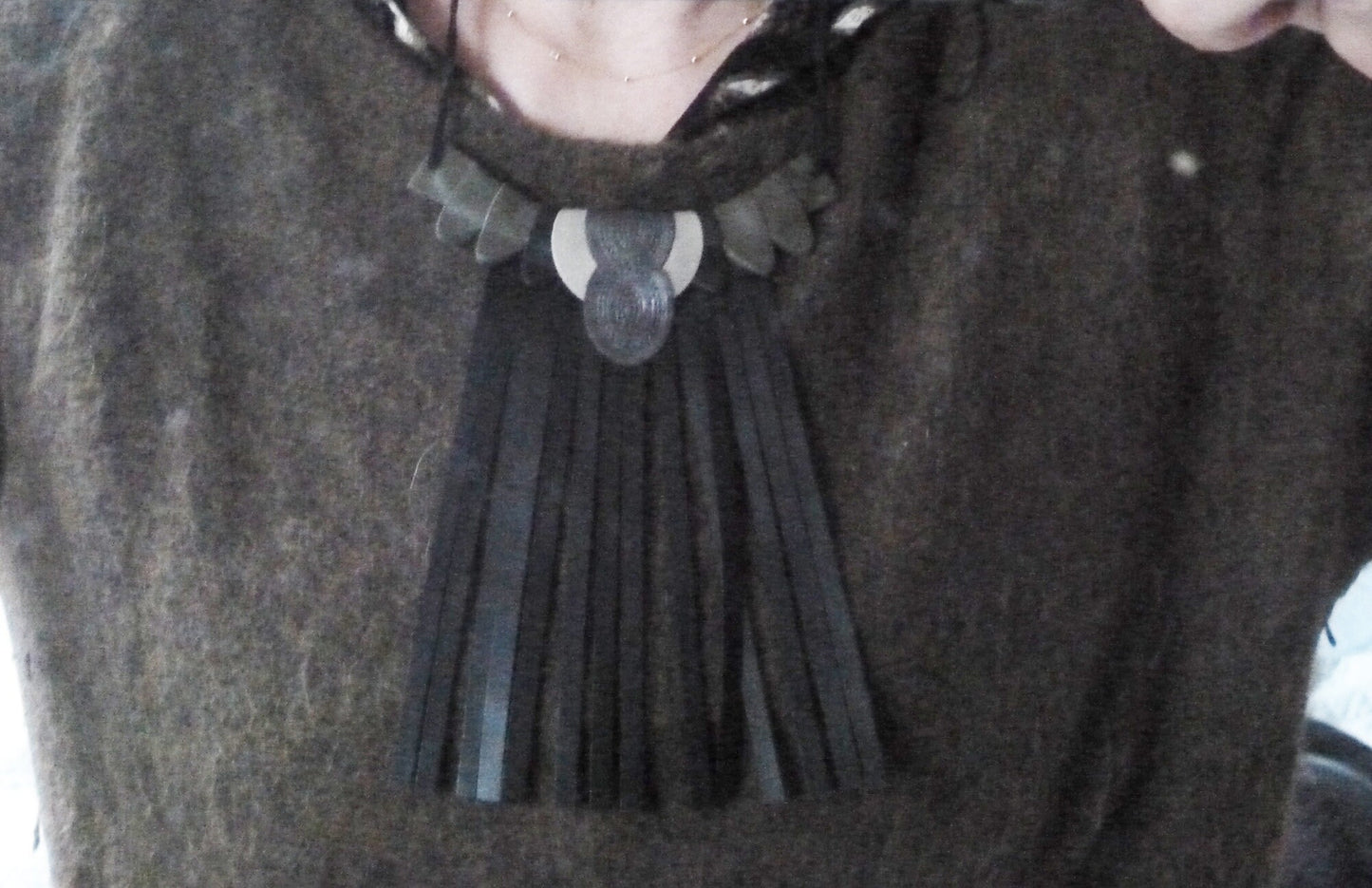 Collier plastron à franges en cuir recyclé – Noir & Kaki | Rock Chic Bohème