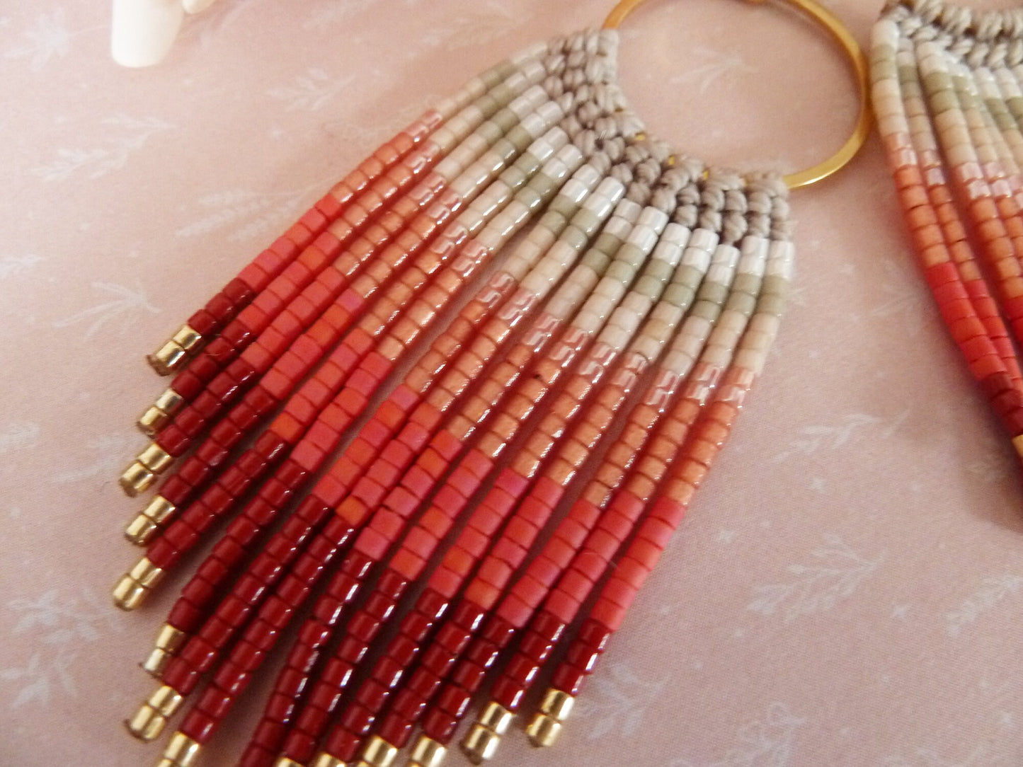 Boucles d'Oreilles à Franges dégradé Pêche Rouge Bordeaux et Anneau Acier Doré