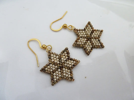 Boucles d'Oreilles Tissées Étoile – Perles Miyuki Beige Marbré & Écru