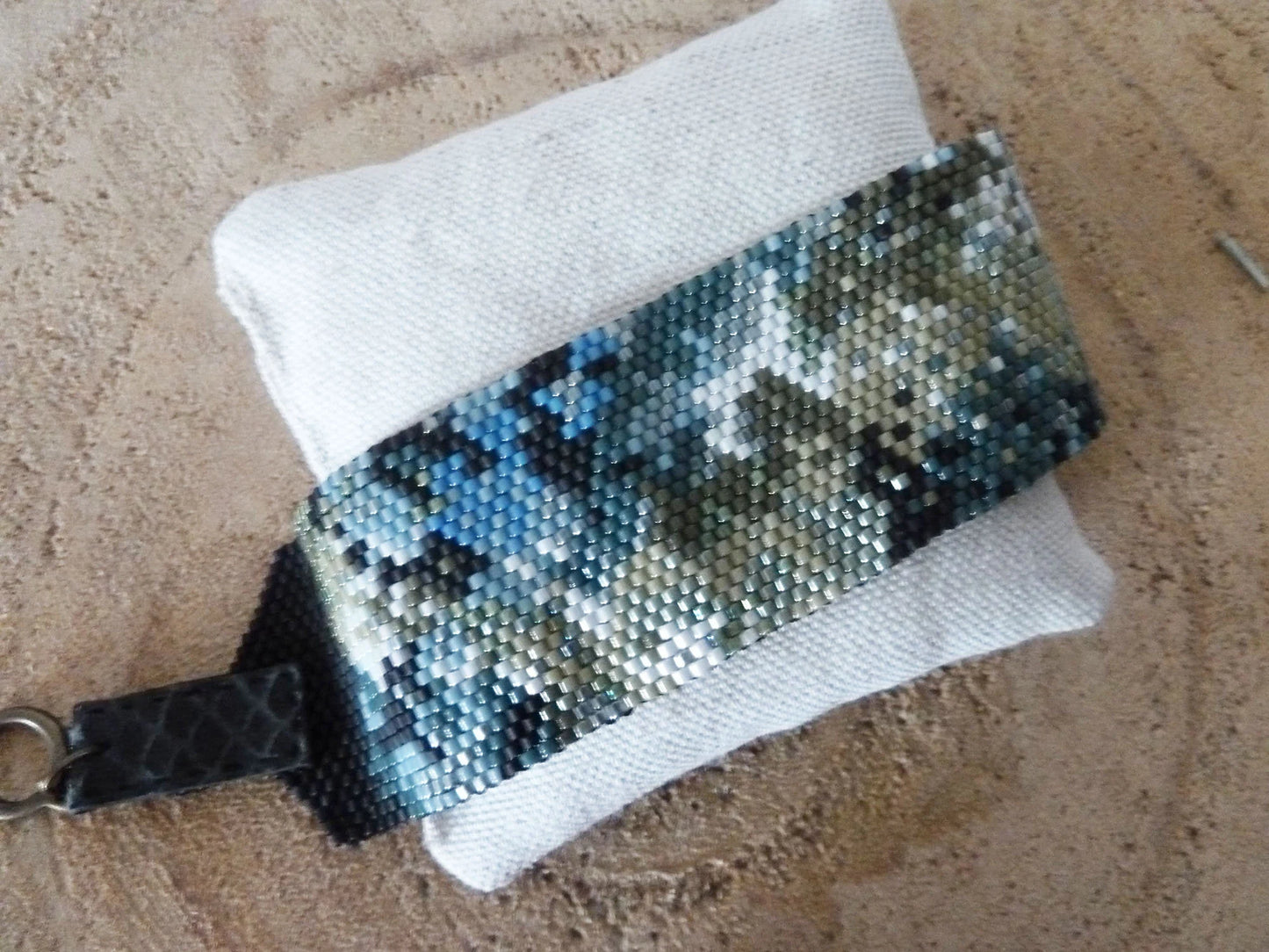 Bracelet manchette tissée – motif nébuleuse vert & bleu, perles Miyuki, fermoir toggle bronze