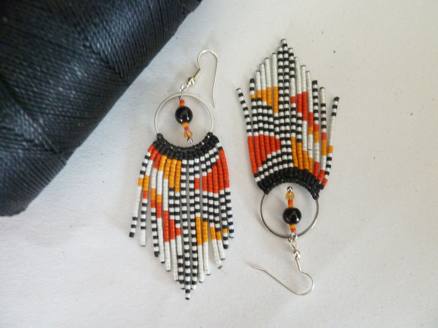 Boucles d'Oreilles à Franges Perlées Rouge Noir Bohème et Anneau Acier