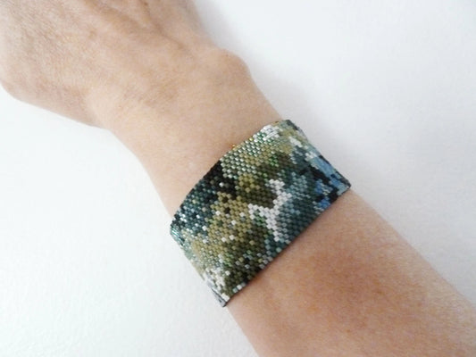 Geflochtenes Manschettenarmband – Grün- & Blautöne, Nebelmotiv