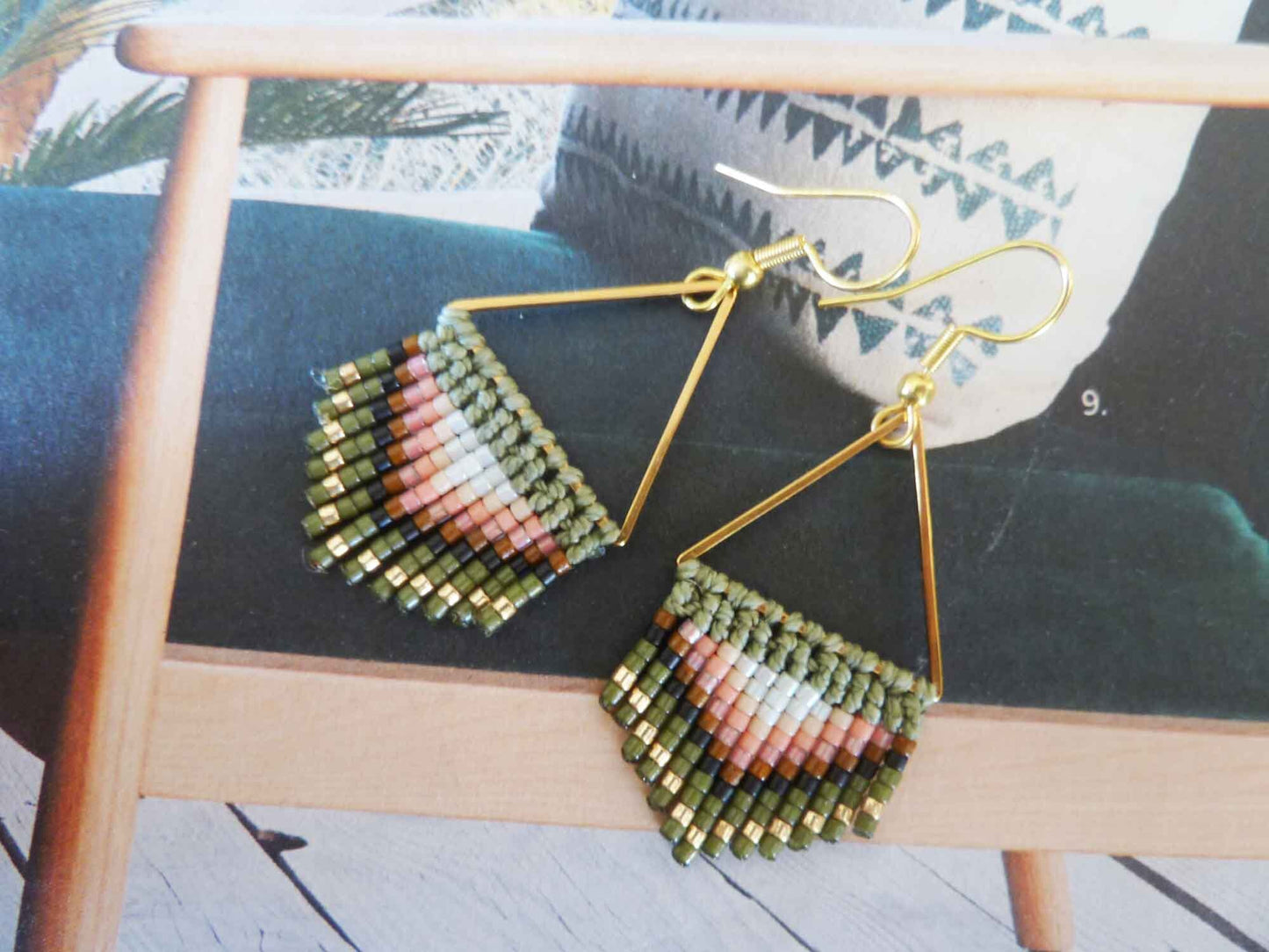 Boucles d'oreilles à franges vert kaki, corail & doré – perles Miyuki, micromacramé, style bohème