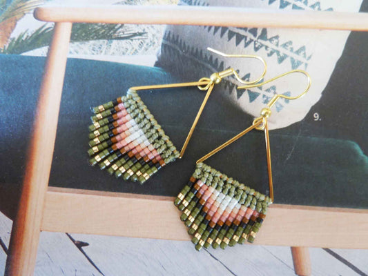 Boucles d'oreilles à franges vert kaki, corail & doré – perles Miyuki, micromacramé, style bohème