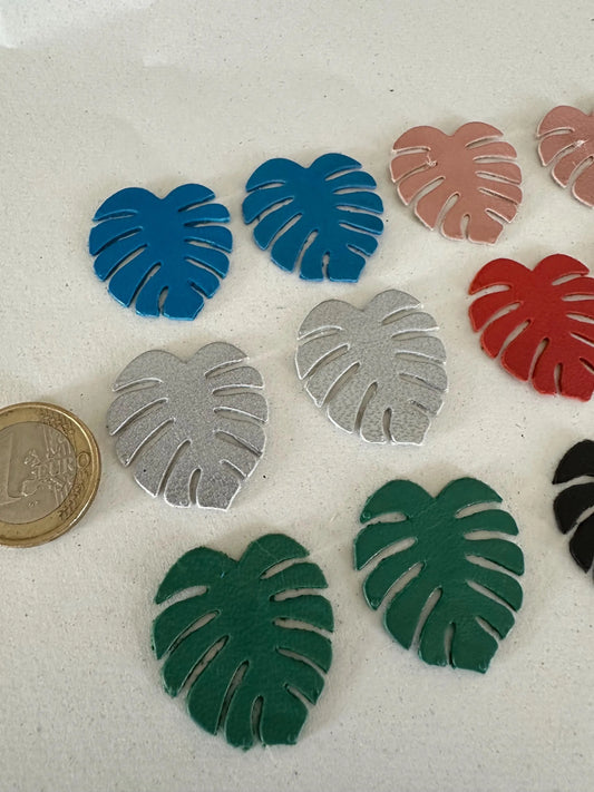 Lot de 12 feuilles Monstera en cuir fin – 6 couleurs, 3 x 2,5 cm