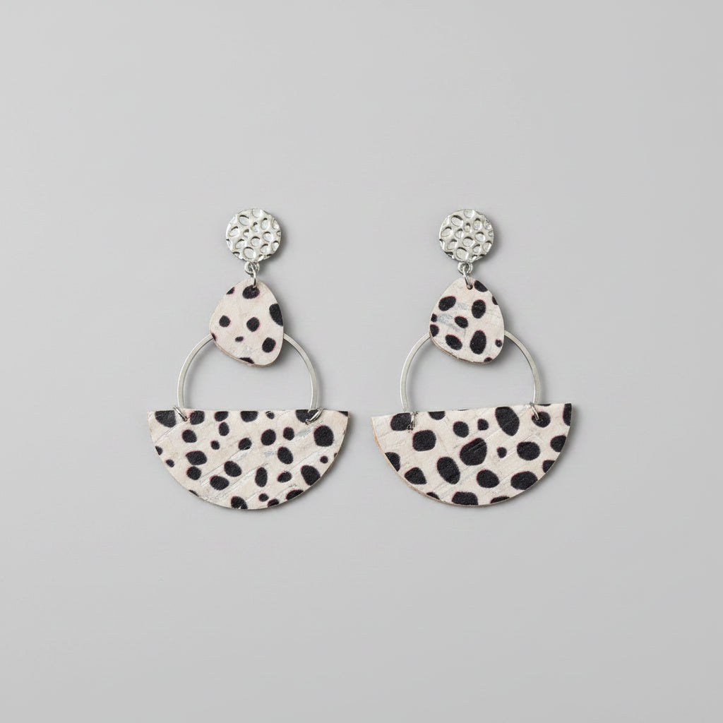 Boucles d'oreilles motif dalmatien noir & blanc – tissu liège sur acier argenté, faites main