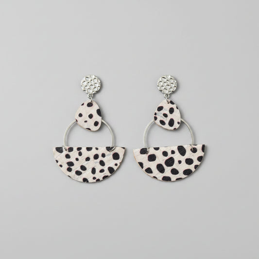Boucles d'oreilles motif dalmatien noir & blanc – tissu liège sur acier argenté, faites main
