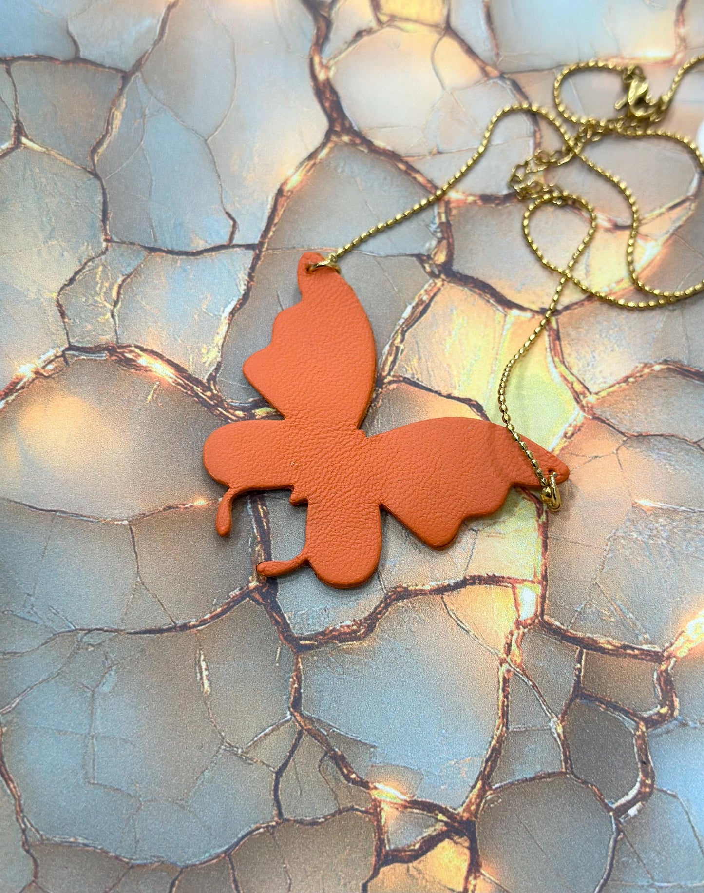Collier Papillon Cuir Orange et Chaîne Acier Inoxydable Doré
