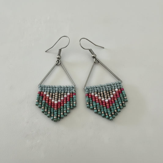 Boucles d'oreilles perles tissées triangle – turquoise, rouge & argenté, style bohème ethnique