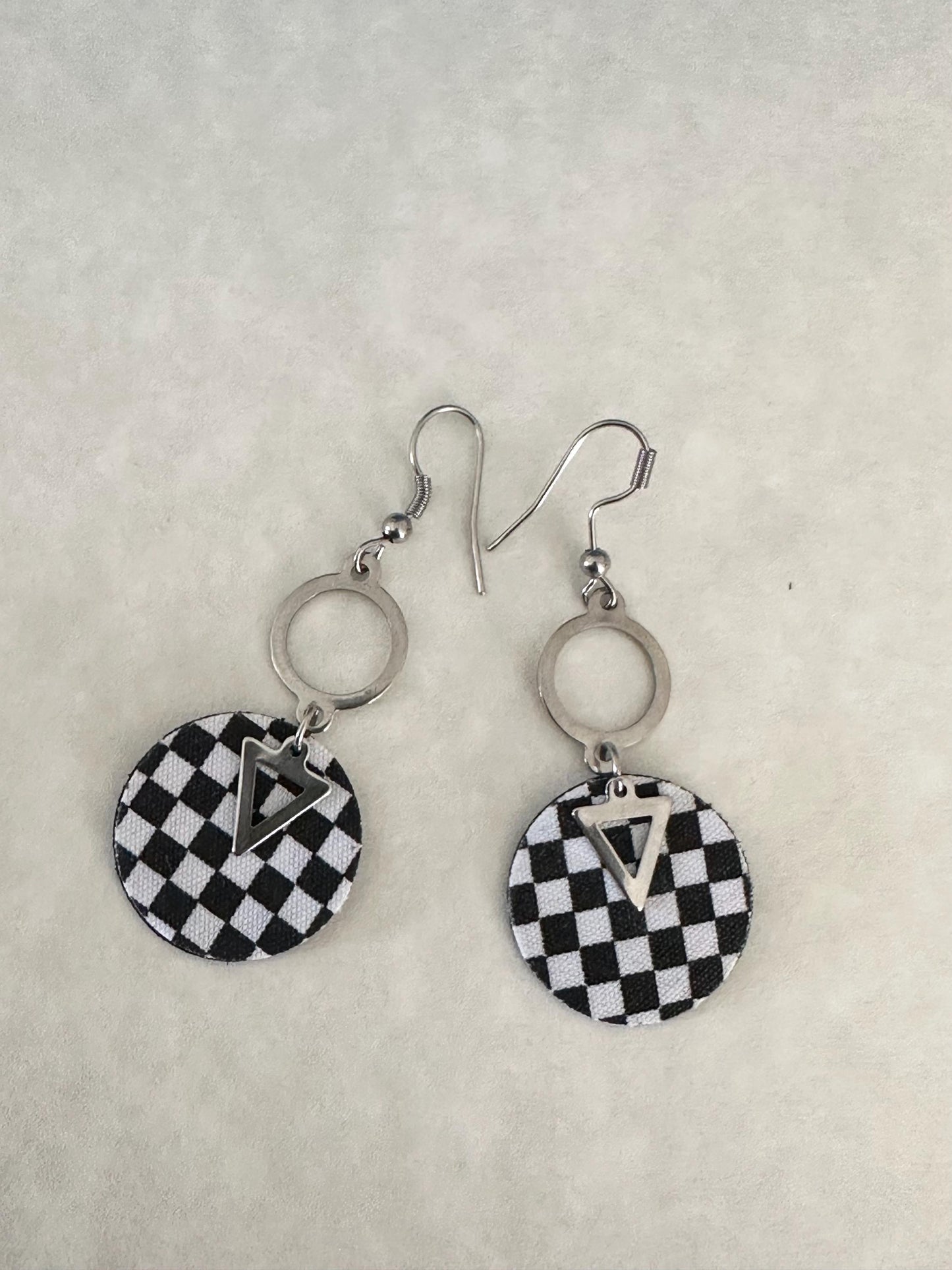 Boucles d'oreilles damier noir & blanc – bijoux bohème géométriques faits main