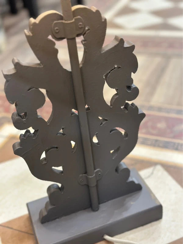 Lampe upcyclée – Pied baroque bois gris & abat-jour en cordes