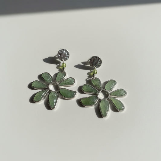 Ohrringe Blume – Edelstahl & schillerndes Khakigrün-Harz