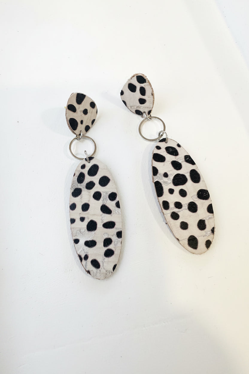 Boucles d'oreilles léopard noir & blanc – Tissu liège & acier inoxydable