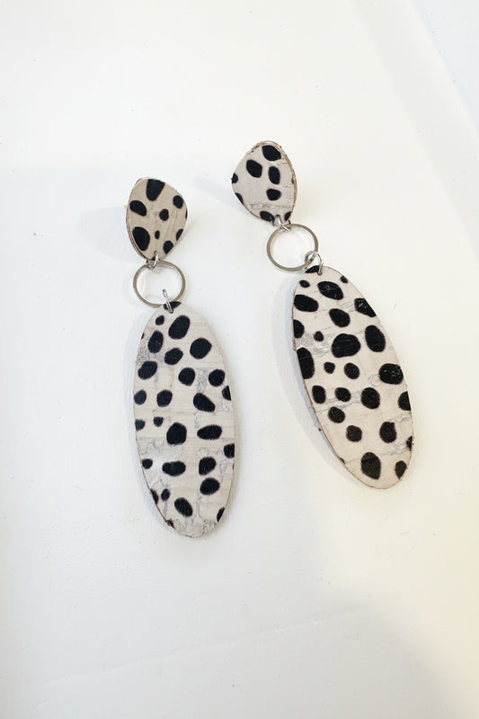 Boucles d'oreilles léopard noir & blanc – Tissu liège & acier inoxydable