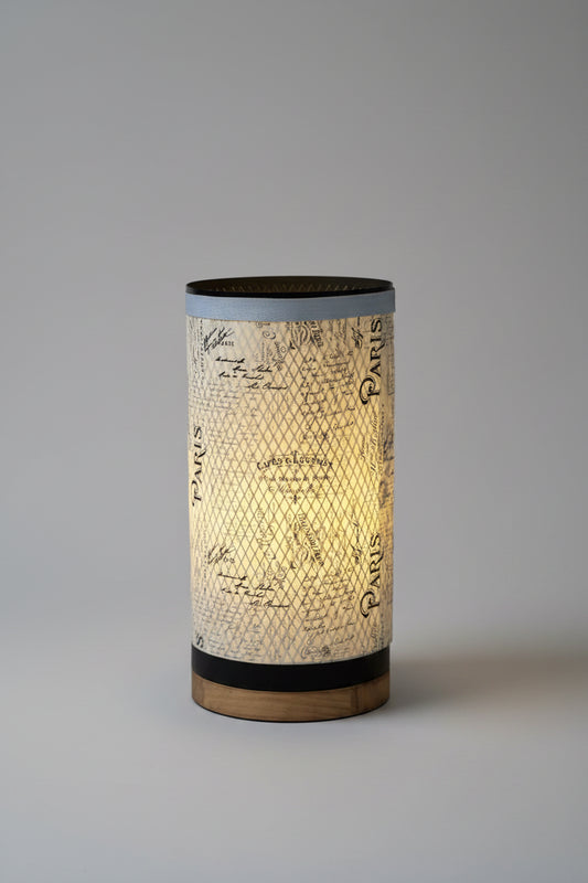 Lampe d’Appoint Upcyclée – Pied Bois & Abat-jour Papier Écriture