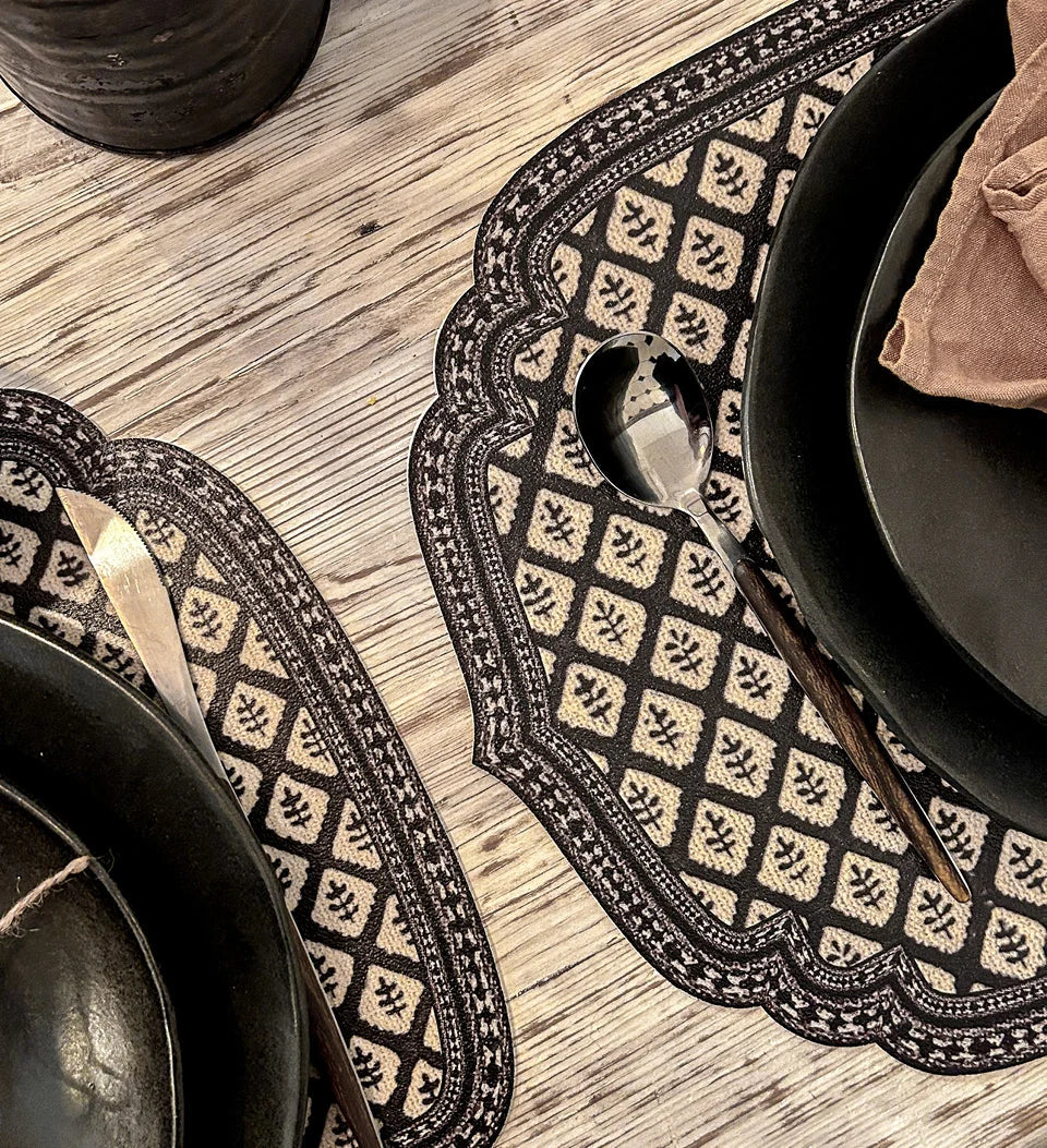 Set de Table en Vinyle Noir – Motif Jaipur | Beija Flor
