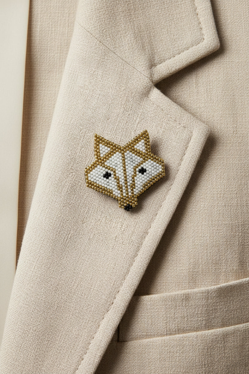 Broche tissée tête de renard – Perles Miyuki écru & doré – Style minimaliste – Pièce unique
