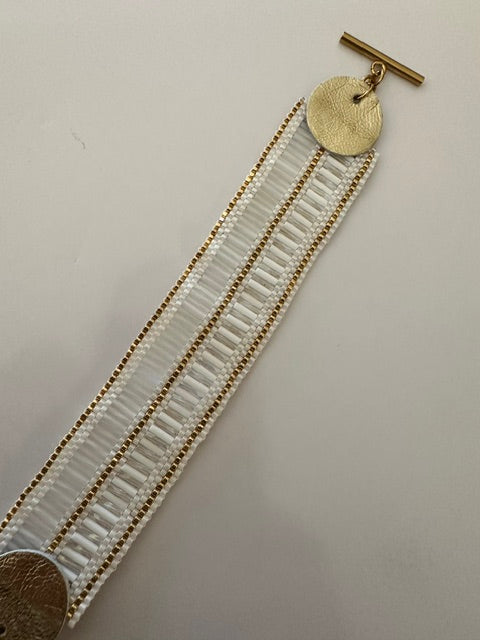 Bracelet manchette tons blancs et doré