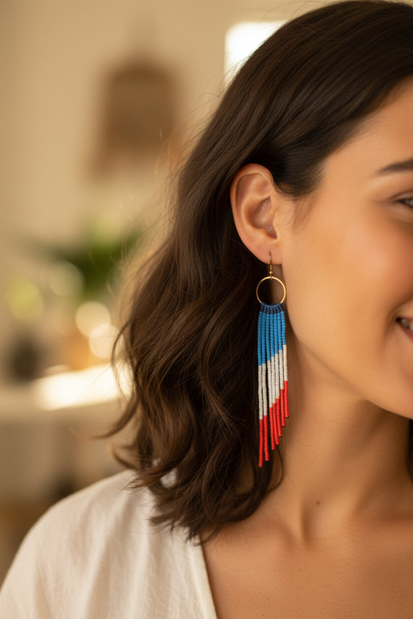 Boucles d'oreilles à franges bleu blanc rouge – Micromacramé & perles Miyuki