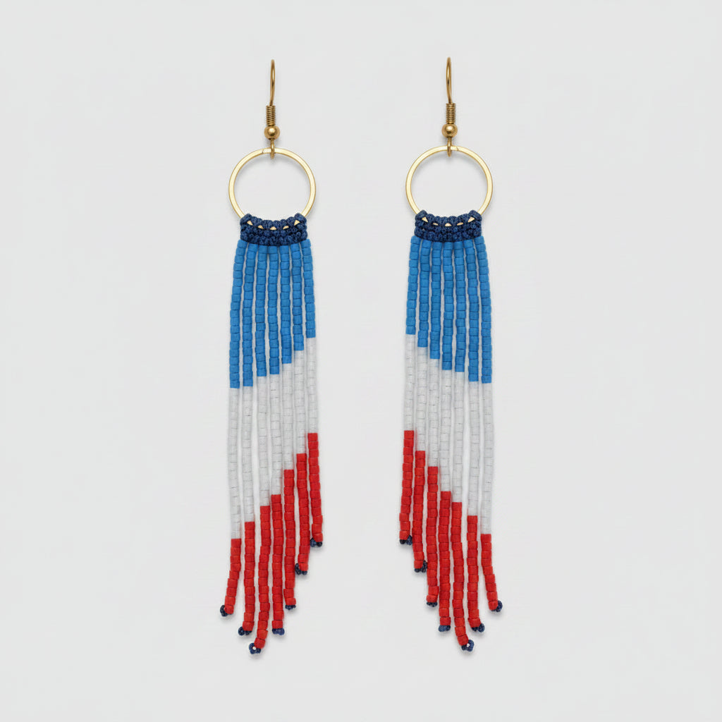 Boucles d'oreilles à franges bleu blanc rouge – Micromacramé & perles Miyuki
